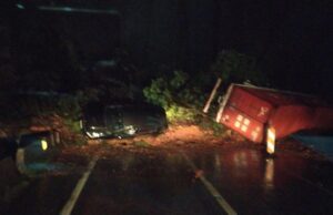 Deslizamento de terra atinge veículos e bloqueia totalmente trecho da BR-376 no Litoral.