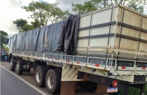 PRF apreende caminhão carregado com cigarros contrabandeados em Santo Antônio da Platina.