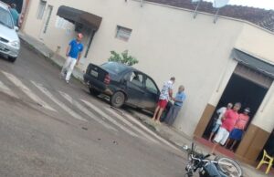 Câmera registra colisão entre carro e moto em Santo Antônio da Platina.