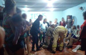Rapaz ferido pede socorro em igreja, mas morre a caminho do hospital.