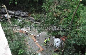Tragédia anunciada, lombada causa acidente e carreta cai da ponte do Ubá e mata motorista na BR 153.