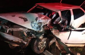 Colisão entre carro e carreta deixa homem gravemente ferido na PR-092.