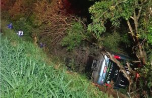 Ônibus com 45 pessoas tomba na PR-855 em Bandeirantes.