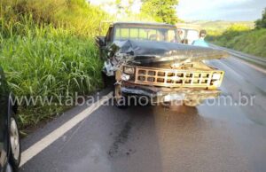 Carro roda na pista e bate contra caminhonete no km 20 da BR 153 em jacarezinho.