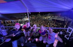 Carnaval de Jacarezinho atrai multidão.