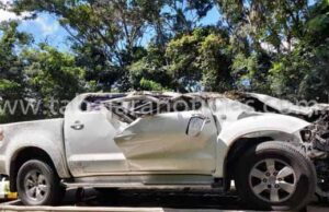 Motorista e passageira ficam feridas em acidente com Hilux na PR 218 em Carlópolis.