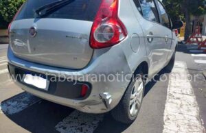 Motociclista fica ferido após colidir contra traseira de carro no centro de Jacarezinho.