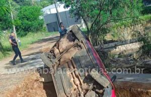 Carro capota após cair em erosão na cabeceira de ponte causada por enchente no centro de Jacarezinho