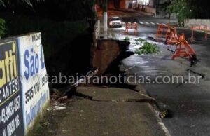 ATENÇÃO: ponte da Vila Setti em Jacarezinho, está interditada devido a um desmoronamento causado pelas chuvas.