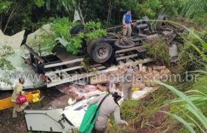 Caminhão perde o controle, sai da pista e capota em ribanceira na BR 153 em Jacarezinho, motorista ficou preso as ferragens.