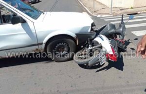 Biz vai parar em baixo de carro em acidente no centro de Jacarezinho.