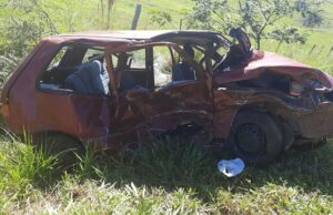 Criança de quatro anos e mais três adultos ficam feridos em acidente entre dois carros na PR 272, um dos carros pegou fogo.