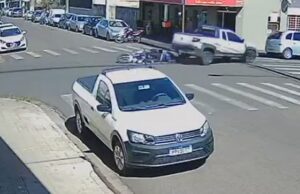 Trágico acidente tira a vida de jovem motociclista no centro de Ourinhos, carro passou por cima da vitima veja o vídeo.