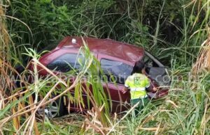 Óleo na pista provoca acidente no km 22 da BR 153 em Jacarezinho, carro caiu em uma ribanceira.