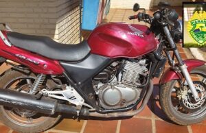 Policia Militar de Cambara recupera moto furtada em jacarezinho.