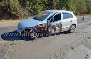 Motorista sai ileso de acidente entre carro e carreta na BR 153 em Jacarezinho.