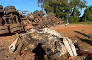 Motorista morre em colisão frontal entre carro e carreta na PR 272.