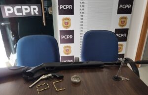 Policia Civil de Jacarezinho apreende arma de fogo.