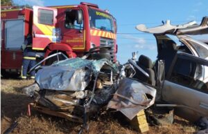 Motorista sem habilitação, dirigindo um carro com oito pessoas, tenta ultrapassagem e causa grave acidente na PR 092.