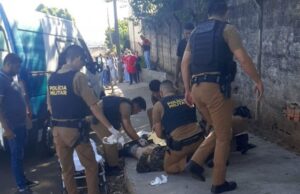 Homem invade fórum de Andirá com espada samurai e é alvejado na virilha.