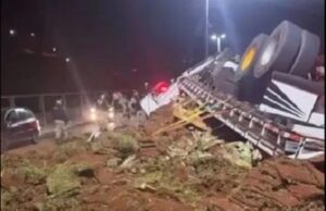 Caminhão carregado com maconha tomba em frente ao Batalhão da Polícia Militar em Juiz de Fora MG.