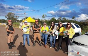Policia Rodoviária Estadual realiza Blitz educativa Maio Amarelo com distribuição de panfletos.