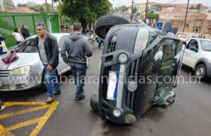 Três acidentes em menos de duas horas no centro de Jacarezinho, dois carros capotaram matéria com vídeo.