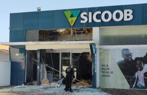 Criminosos explodem agência do Siccob em Santo Antônio da Platina.