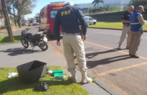 Motociclista que entregava drogas no delivery, é preso após sofrer acidente em frente a sede administrativa da Polícia Rodoviária Federal (PRF).