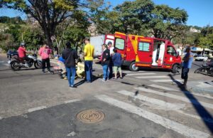 Acidente entre carro e moto deixa motociclista ferido na Vila São Pedro.