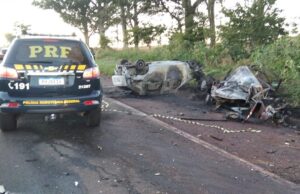 Motorista morre carbonizado em acidente entre um caminhão e dois carros próximo a Cambara PR.