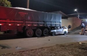 Motorista morre ao bater carro contra traseira de carreta estacionada em Andirá.