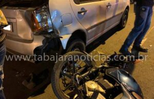 Motociclista fica ferido após colidir contra carro estacionado na Rua José Pavan em Jacarezinho.
