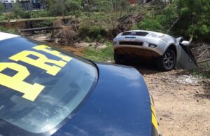 Após perseguição e acidente, PRF apreende veículo carregado de cigarros contrabandeados em Jacarezinho (PR)