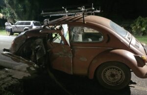 Colisão frontal entre Fusca e Gol deixa seis pessoas gravemente feridas entre elas duas crianças.