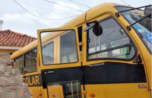 Micro ônibus da prefeitura desce sozinho de ré e invade residência em Jacarezinho.