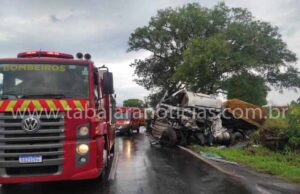 Grave acidente entre três caminhões deixa motorista ferido na BR-153 entre Jacarezinho e Santo Antônio.