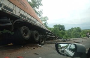 BR-153 Problema em freio de caminhão provocou acidente na Ponte do Ubá, diz PRF.