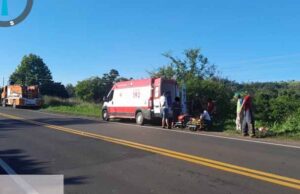 Fiat Uno capota e deixa duas pessoas feridas na PR 092.