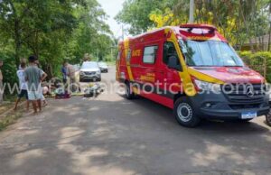 Adolescente de 17 anos sofre fratura na perna após acidente entre carro e moto em Jacarezinho.