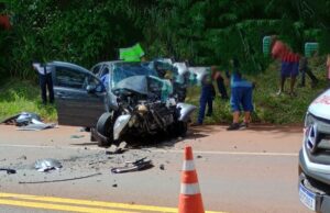 Colisão frontal entre deois carros deixa motorista gravemente ferido na BR 369.