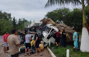 Acidente entre caminhões deixa um motorista morto e outro ferido em Conselheiro Mairinck.