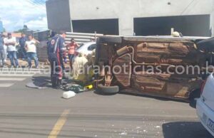 Carro capota após motorista sofrer mal súbito e bater em carro parado em santo Antônio da Platina.