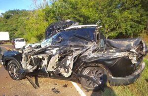 Motorista escapa ilesa após colisão com carreta na PR-218.