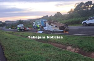 Ambulância da Secretaria de Saúde de Jacarezinho, sofre acidente na BR 369 próximo a Jataizinho.