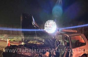 Motorista de 20 anos fica gravemente ferido ao bater carro de frente contra carreta na BR 369, entre Ourinhos e Cambara.