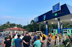 Moradores de Marques dos Reis em Jacarezinho divulgam nota sobre acusações que teriam aberto cancelas do pedágio durante manifestações.