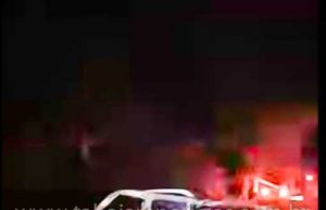 Grave acidente entre carro e caminhão deixa ao menos dois mortos na PR 218 em Carlópolis.