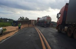 Caminhão tomba na PR-092 em Wenceslau Braz.