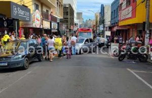 Acidente entre carro e moto deixa duas pessoas feridas no centro de Jacarezinho.